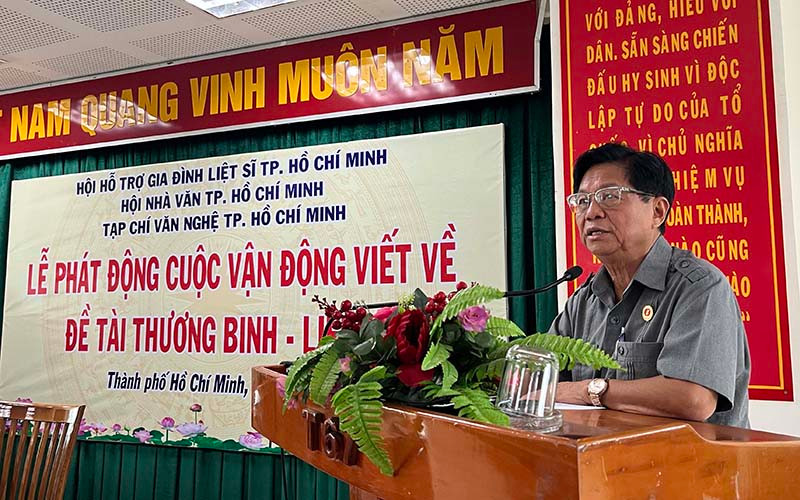 Nhà văn Trần Thế Tuyển phát biểu trong buổi họp báo.