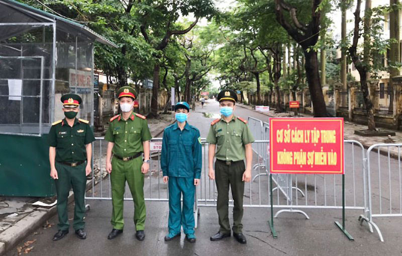 Các lực lượng chức năng tại khu cách ly tập trung của quận Long Biên.