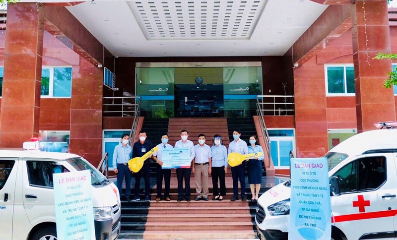 Lãnh đạo TP Đà Nẵng và các bệnh viện tiếp nhận 2 xe cứu thương do VietinBank hỗ trợ.