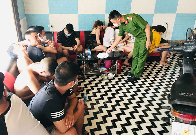 Các đối tượng bị bắt quả tang tại quán karaoke Legend.