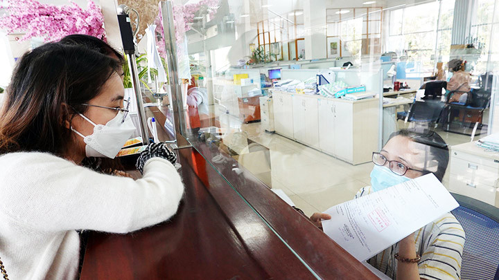 Người làm công ăn lương phải đóng thuế thu nhập quá cao. Ảnh: ĐÀO NGỌC THẠCH