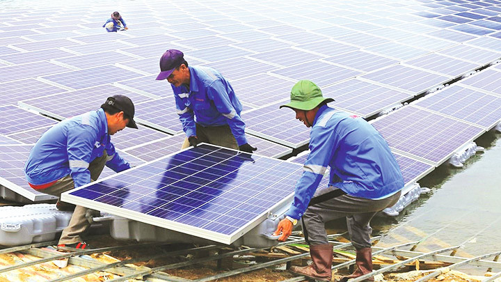 Lắp đặt hệ thống điện năng lượng mặt trời. Ảnh: EVN