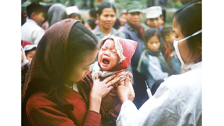 Phụ nữ, trẻ em phố Khâm Thiên năm 1973 - Ảnh chia sẻ trên diễn đàn.
