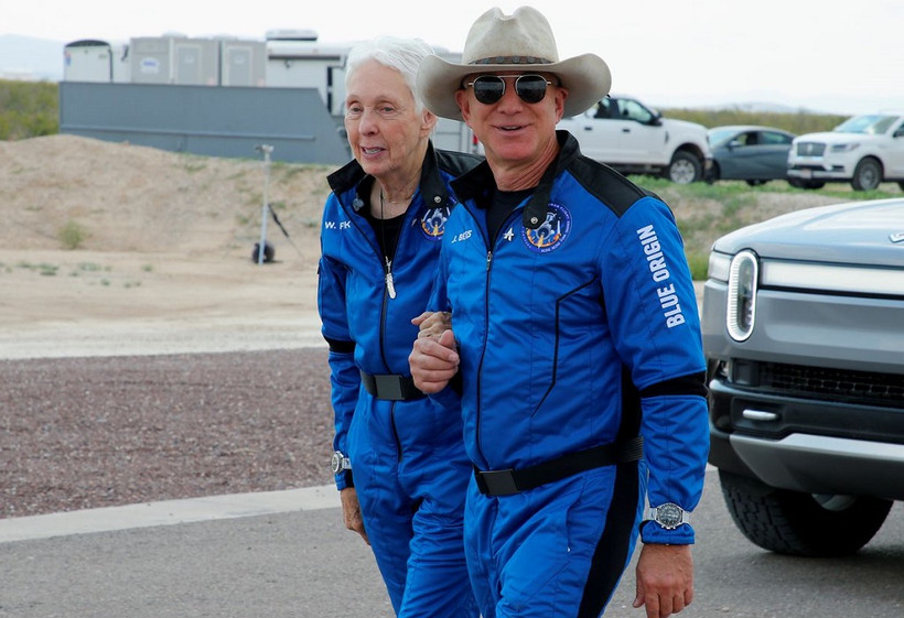 Doanh nhân tỷ phú người Mỹ Jeff Bezos cùng nữ phi hành gia 82 tuổi Wally Funk, người cao tuổi nhất bay lên vũ trụ, tại bệ hạ cánh sau khi họ trở về từ chuyến bay đầu tiên của Blue Origin đến rìa không gian ngày 20/7. (Ảnh: Reuters)