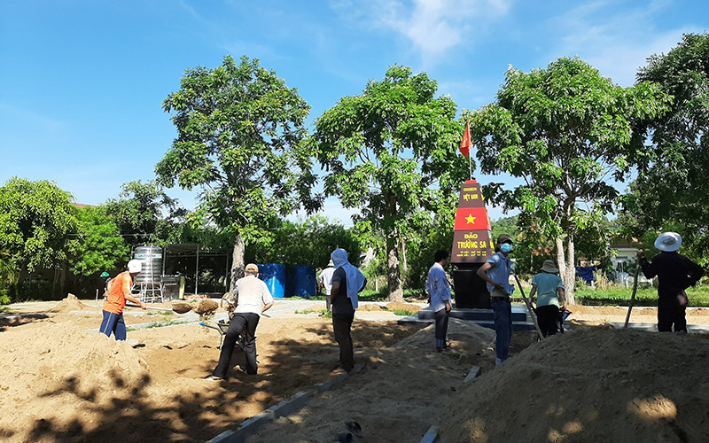 Cán bộ thầy cô giáo Trường Tiểu học và THCS Sơn Nguyên huyện Sơn Hòa, Phú Yên đang tu sửa, trồng thêm cây xanh sân trường, tạo thêm cảnh quan phục vụ năm học mới. 