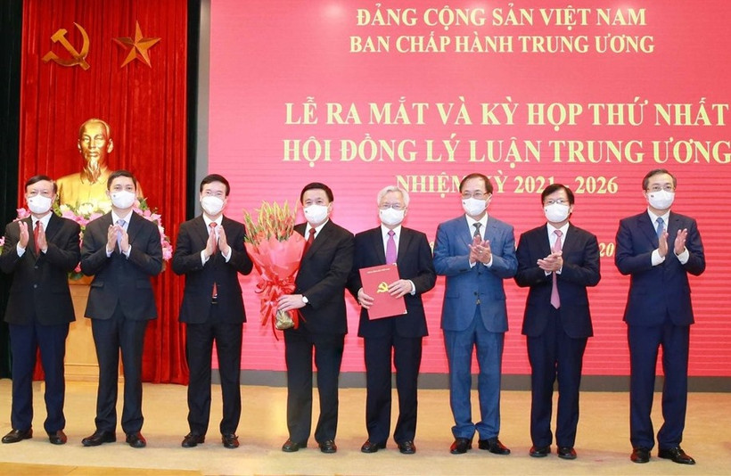 Ủy viên Bộ Chính trị, Thường trực Ban Bí thư Võ Văn Thưởng trao quyết định thành lập Hội đồng Lý luận Trung ương, nhiệm kỳ 2021-2026, sáng 12/9. (Ảnh: TTXVN)