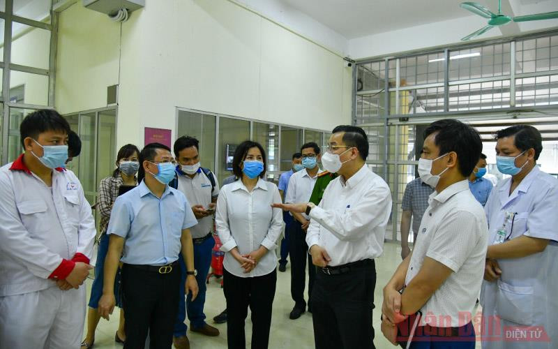 Chú thích ảnh: Chủ tịch UBND thành phố Hà Nội Chu Ngọc Anh kiểm tra công tác phòng chống dịch tại bệnh viện dã chiến Mê Linh). (Ảnh: Duy Linh)
