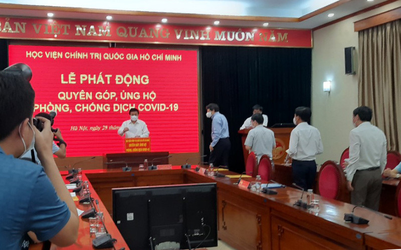 Đại diện lãnh đạo các đơn vị của Học viện Chính trị quốc gia Hồ Chí Minh tại lễ quyên góp, ủng hộ Quỹ phòng, chống Covid-19.