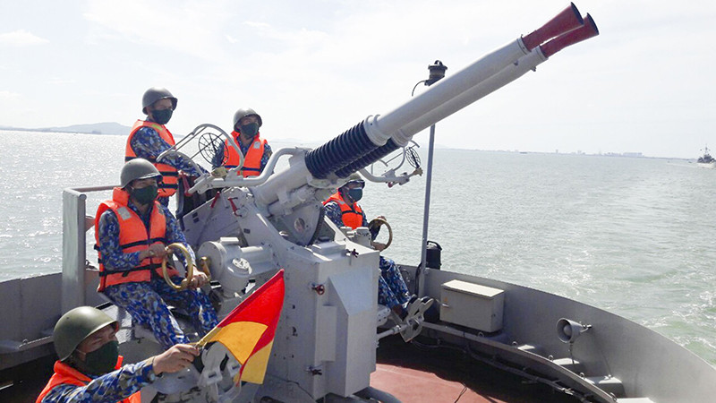 Khẩu đội pháo 40 mm trên tàu 501, Lữ đoàn 125, Vùng 2, Quân chủng Hải quân, thực hành bắt, bám sát mục tiêu trên không. 