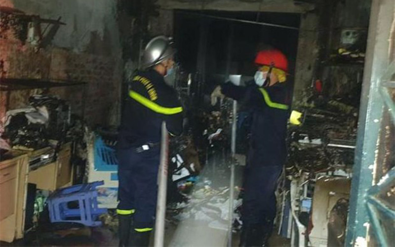 Lực lượng phòng cháy chữa cháy tiếp cận đám cháy cứu 5 người mắc kẹt. (Ảnh: anninhthudo)