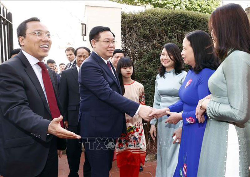 Cán bộ, nhân viên Đại sứ quán và cộng đồng người Việt tại Vương quốc Anh đón Chủ tịch Quốc hội Vương Đình Huệ. (Ảnh: Doãn Tấn/TTXVN)