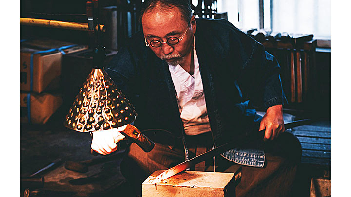 Nghệ nhân Yoshihara Yoshindo đang rèn kiếm katana. Ảnh: COOLJAPAN