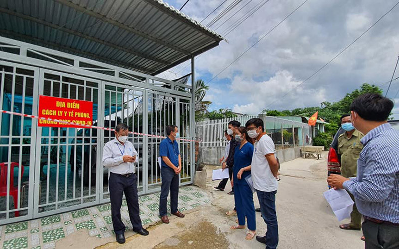Ngành y tế kiểm tra cách ly y tế tại nhà. (Ảnh: BYT)