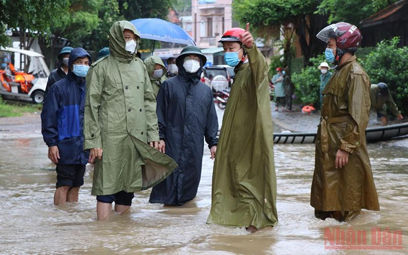 Ủy viên Trung ương Đảng, Bí thư Tỉnh ủy, Trưởng đoàn đại biểu Quốc Hội tỉnh Phú Yên kiểm tra, chỉ đạo công tác ứng phó lũ lụt tại Khu phố Ngân Sơn, thị trấn Chí Thạnh, huyện Tuy An.