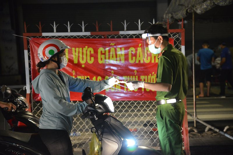 Người dân khai báo khi ra vào quận Gò Vấp