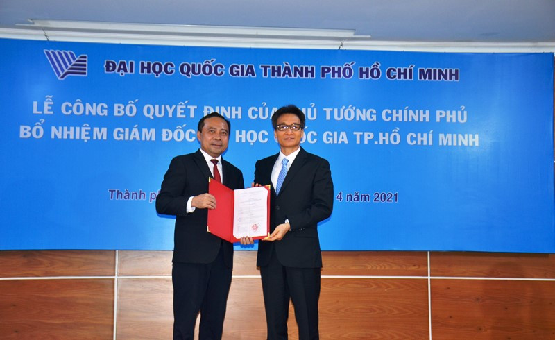 Phó Thủ tướng Vũ Đức Đam trao  quyết định bổ nhiệm cho PGS,TS Vũ Hải Quân.