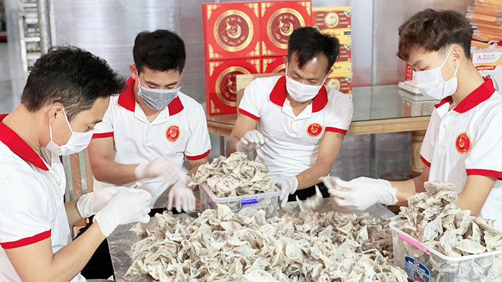 Làm sạch tổ yến tại Công ty Yến sào Xứ Thanh.