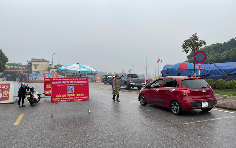 Chốt kiểm soát y tế vào trung tâm huyện Kim Thành sáng ngày 4-3