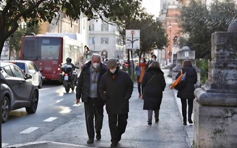 Người dân đeo khẩu trang phòng lây nhiễm COVID-19 tại Rome, Italy. (Ảnh: THX/TTXVN)