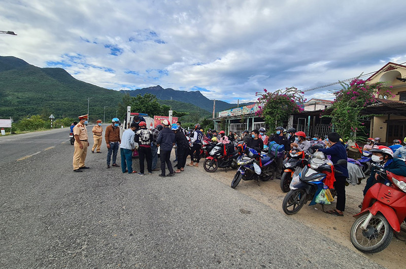 Lực lượng Công an Thừa Thiên Huế đón, tiếp sức và phân loại người dân về từ vùng dịch tại đỉnh đèo Hải Vân.