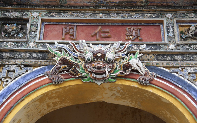 Trang trí hổ phù - la hầu trong cung đình Huế.