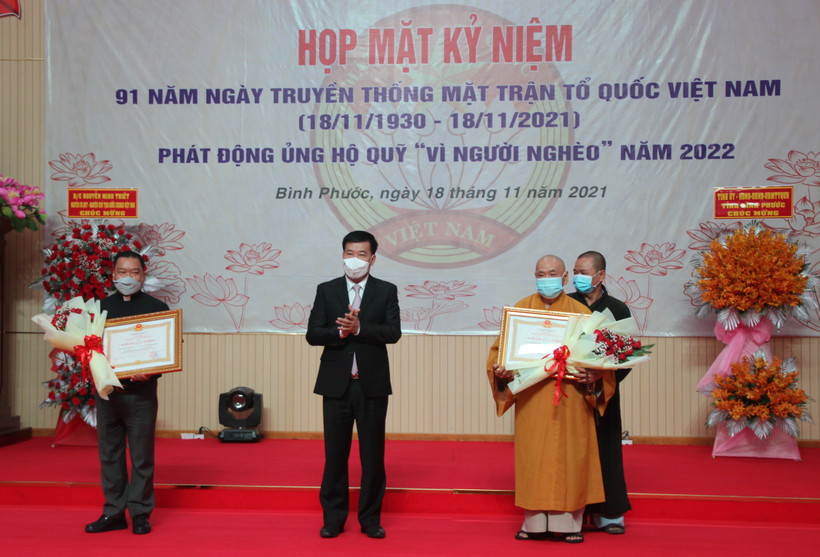Thừa uỷ quyền của Chủ tịch nước, Bí thư Tỉnh ủy Bình Phước Nguyễn Mạnh Cường trao Huân chương Lao động hạng Ba tặng Ủy ban Đoàn kết Công giáo Việt Nam tỉnh Bình Phước và Ban trị sự Giáo hội Phật giáo Việt Nam tỉnh Bình Phước.