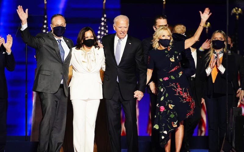Ông Joe Biden (thứ hai, bên phải) và vợ Jill Biden (ngoài cùng, bên phải), cùng bà Kamala Harris (thứ hai, bên trái) và chồng Doug Emhoff (ngoài cùng, bên trái). (Ảnh: USD Today)