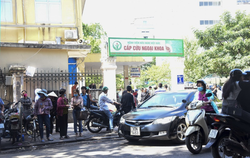 Phố Phủ Doãn thường xuyên ùn tắc, giao thông lộn xộn.