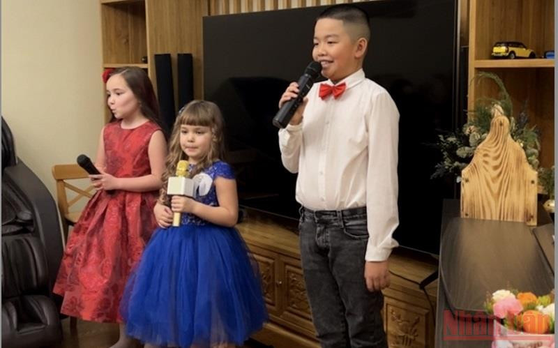 Cháu Trần Hoàng Nam, con trai anh Trần Văn Thanh, biểu diễn văn nghệ cùng các bạn Nga hàng xóm trong đêm mừng năm mới. (Ảnh: QUẾ ANH)