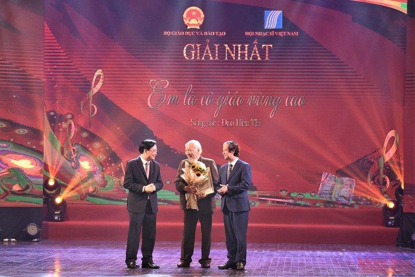 Trao giải Nhất cho tác phẩm "Em là cô giáo vùng cao" của tác giả, nhạc sĩ Đào Hữu Thi.