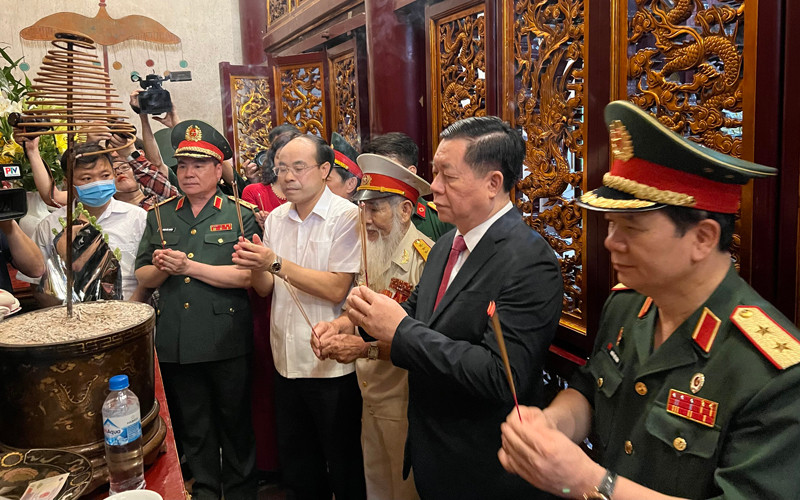 Đồng chí Nguyễn Trọng Nghĩa và các đại biểu dâng hương tưởng niệm các Vua Hùng.