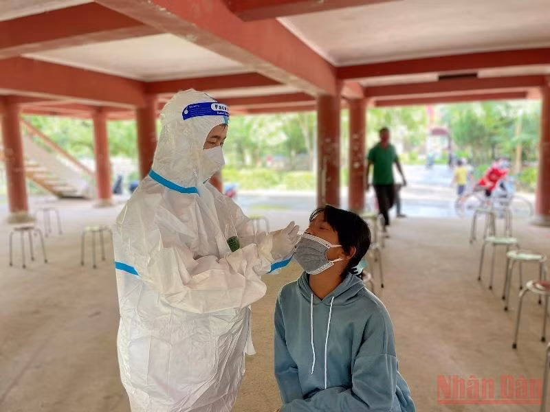 Lấy mẫu xét nghiệm cho người dân xã Noong Hẹt, huyện Điện Biên.