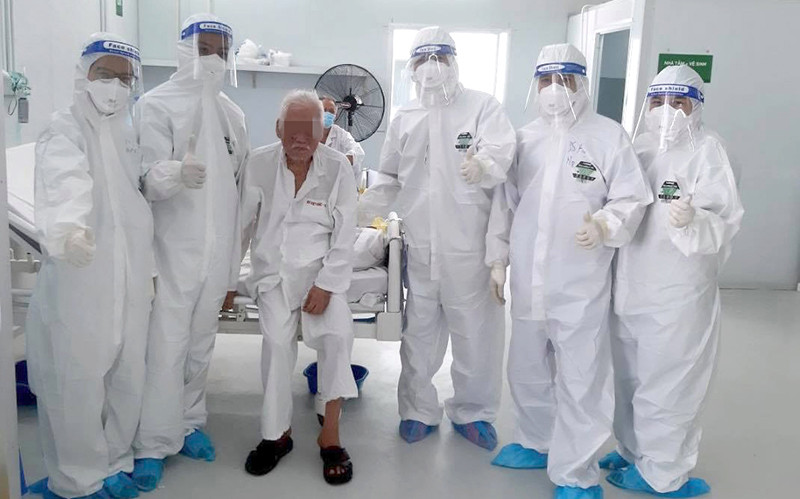 Ông T.V.T, 83 tuổi được xuất viện sau 2 tuần điều trị. (Ảnh: BVCC)