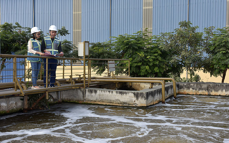 Kỹ sư Nhà máy xử lý nước thải tập trung, khu công nghiệp Nam Cầu Kiền (Hải Phòng) kiểm tra và vận hành thiết bị.Ảnh: KHÁNH AN