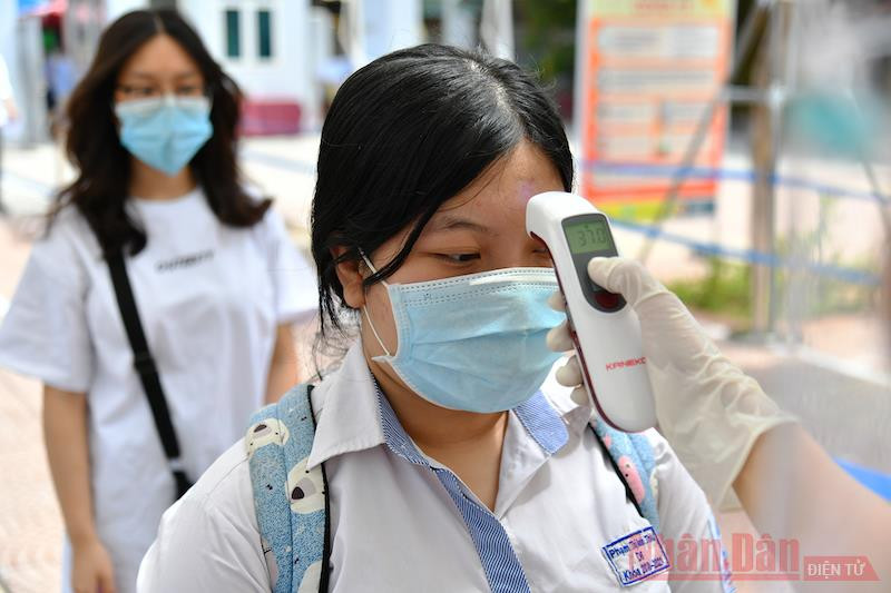 Thí sinh thực hiện các biện pháp phòng, chống dịch Covid-19 khi đến điểm thi tại buổi tập trung chiều 6/7. Ảnh: THUỶ NGUYÊN