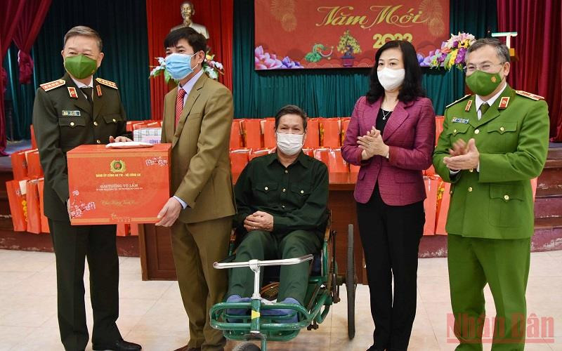 Bộ trưởng Công an Tô Lâm tặng quà Trung tâm điều dưỡng thương binh Thuận Thành và các thương, bệnh binh.