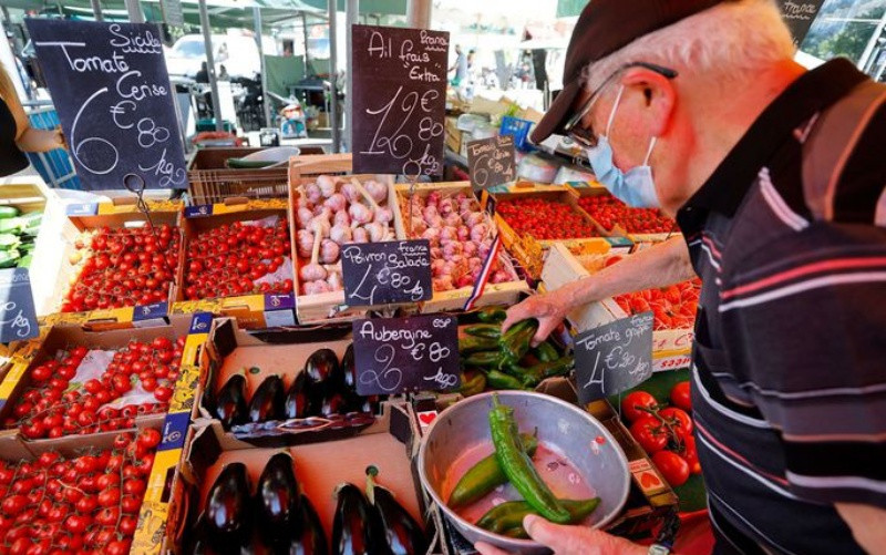 Quyết định tăng lãi suất được đưa ra trong bối cảnh lạm phát tăng phi mã. (Ảnh Reuters)