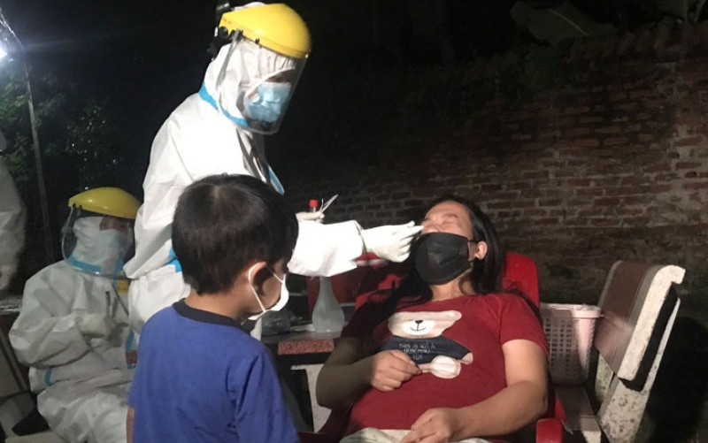 Lấy mẫu xét nghiệm những người dân liên quan 2 trường hợp F0 tại phường Cam Giá, thành phố Thái Nguyên. 