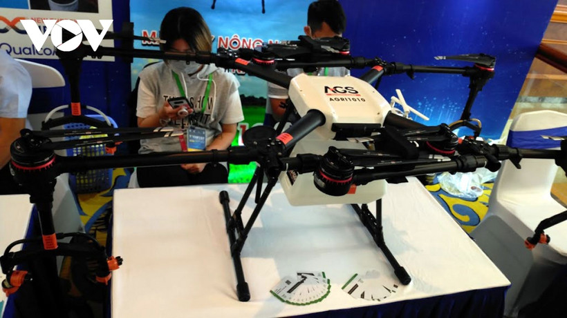 Mô hình máy phun thuốc trừ sâu điều khiển từ xa - một dự án khởi nghiệp tham gia Techfest Vietnam 2020.