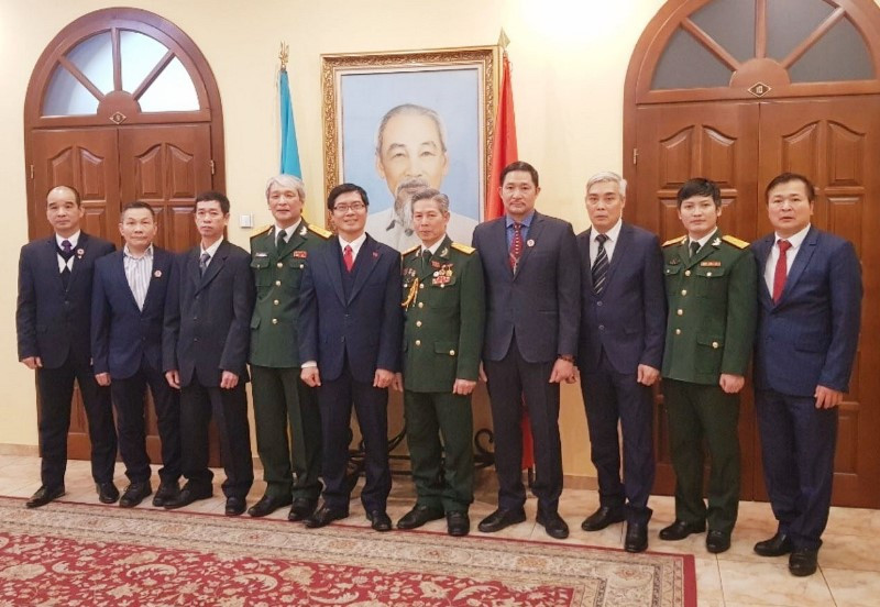 Đại sứ Nguyễn Hồng Thạch (thứ 5 từ trái sang) chụp ảnh lưu niệm cùng các quân nhân và cựu chiến binh Việt Nam tại Ukraine.