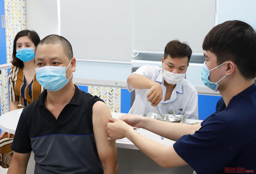 Tiêm vaccine Covid-19 tại Hà Nội.