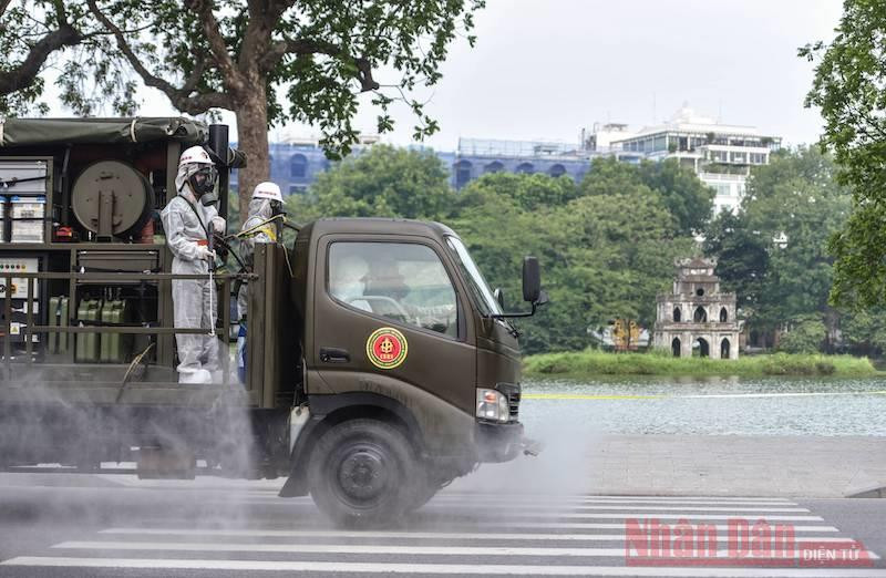 Hà Nội tiến hành phun khử khuẩn trên diện rộng