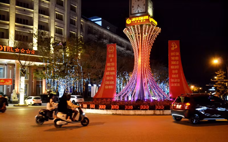 Đường phố Lào Cai trang hoàng rực rỡ ánh đèn màu đón giao thừa năm mới.