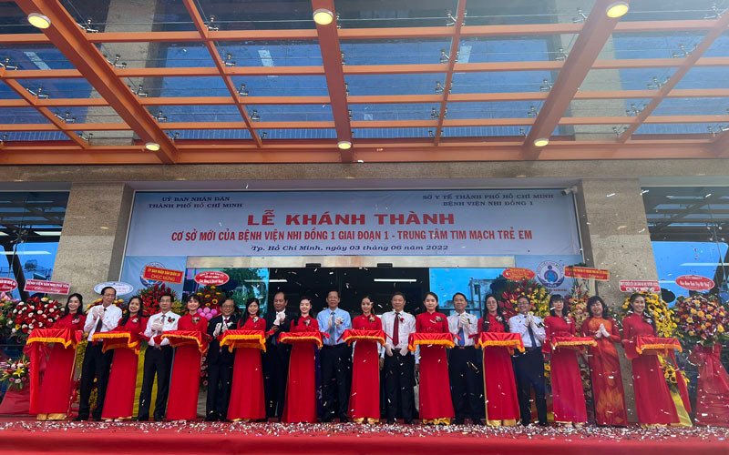 Cắt băng khánh thành cơ sở mới Bệnh viện Nhi Đồng 1 giai đoạn 1. 