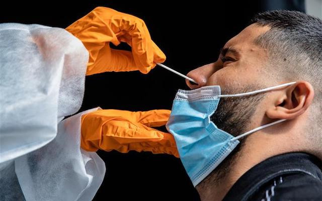 Nhân viên y tế lấy mẫu xét nghiệm Covid-19 tại Paris, Pháp, ngày 31-8-2020. (Ảnh: THX/TTXVN)