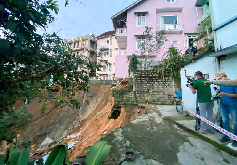 Hiện trường sự cố sạt lở khu vực đầu đường Khe Sanh, phường 10, TP Đà Lạt.