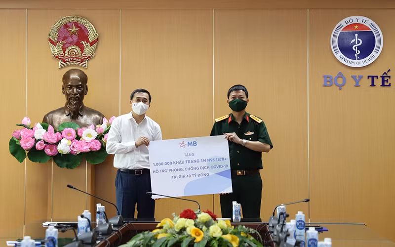 Thứ trưởng Y tế Trần Văn Thuấn tiếp nhận 1 triệu khẩu trang 3M 1870 đạt chuẩn trị giá 40 tỷ đồng từ ông Trần Minh Đạt, Phó Tổng Giám đốc Ngân hàng Quân đội.