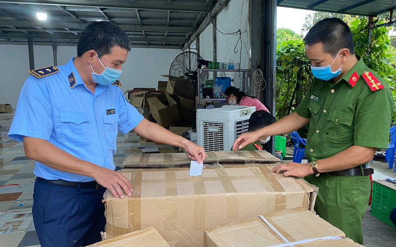 Kho hàng đồ chơi trẻ em không rõ nguồn gốc, xuất xứ chứa hàng chục nghìn sản phẩm, khiến lực lượng chức năng phải đóng vào gần 200 thùng các-tông để tạm giữ.