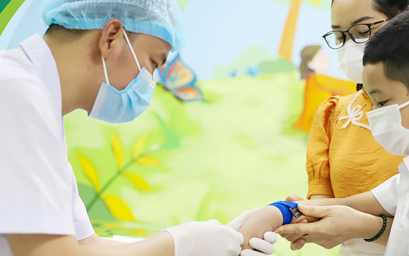 Trẻ kiểm tra lại sức khỏe sau nhiễm Covid-19. (Ảnh: Bệnh viện Nhi Trung ương)