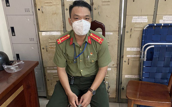 Đối tượng Phan Phi Toàn với bộ quân phục giả tại Cơ quan chức năng. (Ảnh: Công an cung cấp).